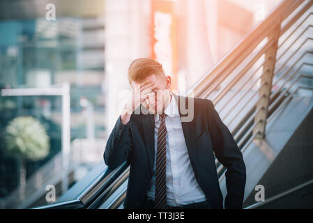 Traurig Geschäftsmann betont und besorgt sich außerhalb der Schauen. Stress und Sorgen. Stockfoto