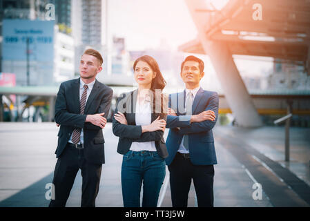 Portrait von businessteam nach oben Die Zukunft auf unscharfen Stadt Hintergrund. Geschäftlicher Erfolg Konzept Stockfoto