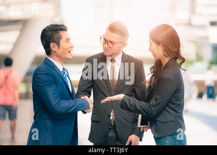 Portrait von Business Team am verschwommen Stadt Hintergrund. Business Meeting und Brainstorming Konzept. Stockfoto