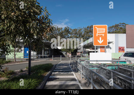 Einkaufswagen außerhalb der Foodworks Supermarkt Hallidays Punkt (Schwarz) Village Shopping Center in der Mitte der Nordküste von NSW, Australien Stockfoto