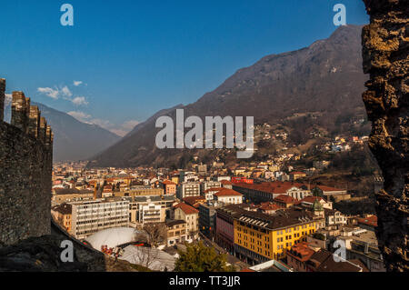 Ein Panoramablick von Bellinzona Stadt von der Spitze der Burg von Bellinzona an einem sonnigen Nachmittag in der Schweiz. Stockfoto