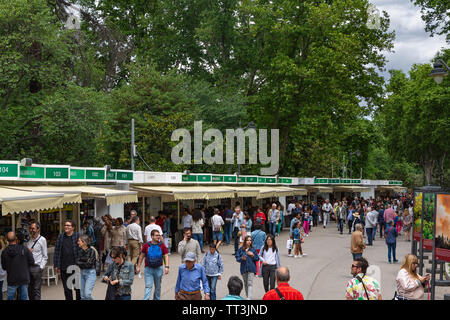 Madrid, Spanien. 11 Juni, 2019. Buchmesse in Madrid. Tausende von Menschen besuchen jedes Jahr diese Messe, die sich in den Retiro Park Stockfoto