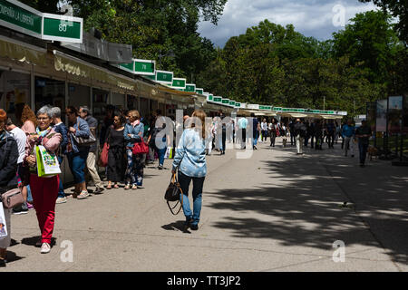 Madrid, Spanien. 11 Juni, 2019. Buchmesse in Madrid. Tausende von Menschen besuchen jedes Jahr diese Messe, die sich in den Retiro Park Stockfoto