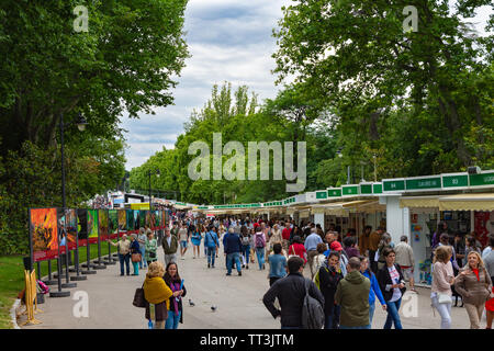 Madrid, Spanien. 11 Juni, 2019. Buchmesse in Madrid. Tausende von Menschen besuchen jedes Jahr diese Messe, die sich in den Retiro Park Stockfoto