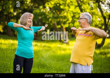 Senior Paar ist das Trainieren im Park. Stockfoto