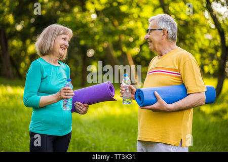 Gerne älteres Paar ist bereit, die für die Ausübung der im Park. Stockfoto
