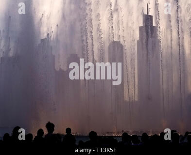 Twilight Fountain Show in der Dubai Mall, wo Tausende mit staunen beobachten. Stockfoto