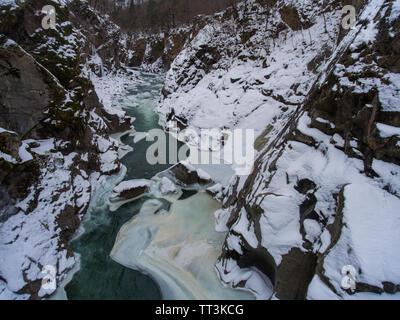 Luftaufnahmen. Frozen mountain river in Granite Gorge. Stockfoto