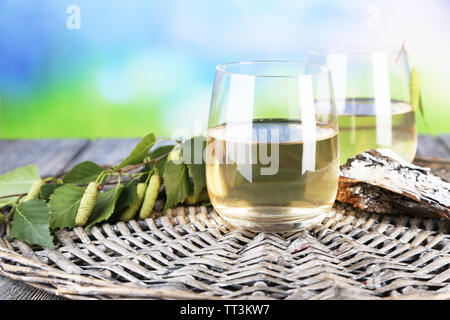 Glas frischen Birch sap auf einem Holztisch auf Natur Hintergrund Stockfoto