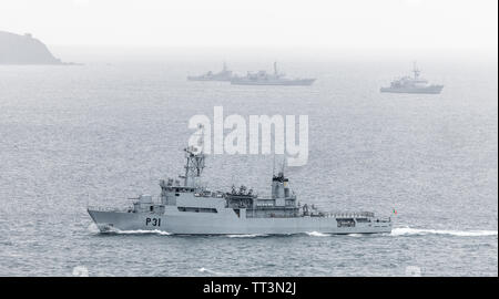 Crosshaven, Cork, Irland. 14 Juni, 2019. Irische Marineschiffe, LÉ LÉ Eithne, George Bernard Shaw, LÉ Niamh und LÉ Orla, Dampf außerhalb Cork Harbour, wie sie von der Patrouille zurück für ihre Basis in Houlbowline, Co Cork, Irland. Quelle: David Creedon/Alamy leben Nachrichten Stockfoto