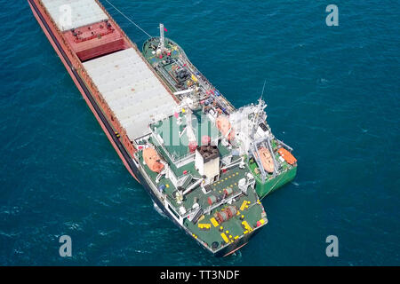 Tanken auf See - Kleine Öl Produkte Betankung einen großen Bulk Carrier, Luftbild. Stockfoto