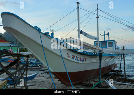 El Nido, Philippinen, 25., Februar, 2016. Das Schiff ist am Ufer angedockt. El Nido ist eine Stadtgemeinde in der Provinz Palawan Stockfoto