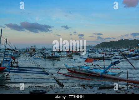 El Nido, Philippinen, 25., Februar, 2016. Schiffe sind am Ufer angedockt. El Nido ist eine Stadtgemeinde in der Provinz Palawan, Philippinen Stockfoto