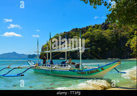 El Nido, Philippinen, 25., Februar, 2016. Die Krabbe Boot am Ufer angedockt. El Nido ist eine Stadtgemeinde in der Provinz Palawan, Phil Stockfoto