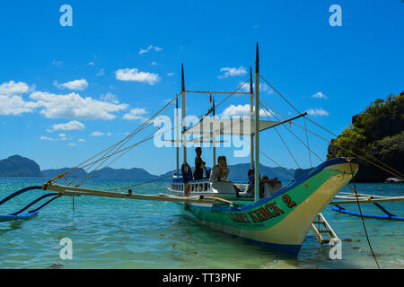 El Nido, Philippinen, 25., Februar, 2016. Die Krabbe Boot am Ufer angedockt. El Nido ist eine Stadtgemeinde in der Provinz Palawan, Phil Stockfoto