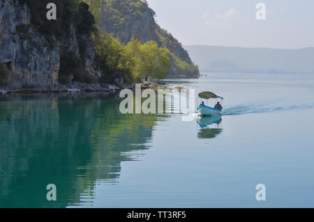 See Szene, Motorboot in der Nähe der Küste am See Ohrid, Mazedonien Stockfoto