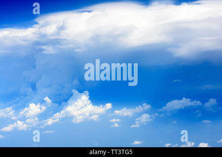 Ansicht des Flügels von Flugzeug mit blauem Himmel und weißen Wolken auf hohem Niveau. Schönen Sonnenuntergang Himmel Wolken sehen durch das Flugzeug Fenster. Stockfoto