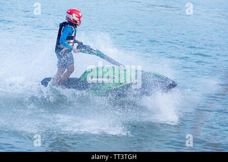 Unbekannter Jet Ski Racer an Jet Ski pro Tour #3, Udonthani, Thailand - 25. Mai 2019: Junger Mann professionelle Jet Ski Fahrer führt viele Tricks auf Th Stockfoto