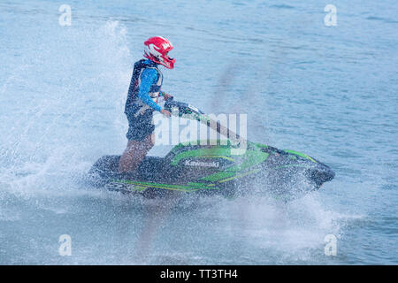 Unbekannter Jet Ski Racer an Jet Ski pro Tour #3, Udonthani, Thailand - 25. Mai 2019: Junger Mann professionelle Jet Ski Fahrer führt viele Tricks auf Th Stockfoto