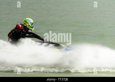 Unbekannter Jet Ski Racer an Jet Ski pro Tour #3, Udonthani, Thailand - 25. Mai 2019: Jet Ski Konkurrent schneller Kurvenfahrt bei Menge Spray erstellen. Stockfoto