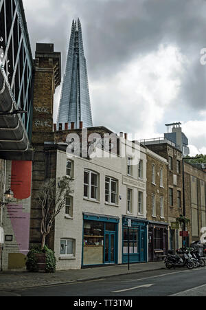 London, Mai, 18., 2019. Der Shard gegen georgianische Architektur von der Union Street Teil der Flat Iron Square Entertainment Bereich gesehen kontrastiert Stockfoto