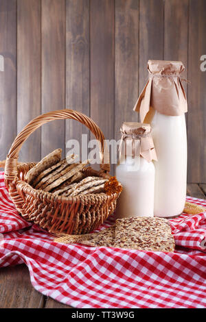 Leckeren Snack in Korb auf Holz- Hintergrund indoor Stockfoto