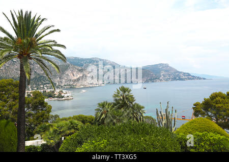 Nizza, Frankreich - 17. Juni 2014: Mittelmeer Cote d'Azur, Ansicht von Saint-Jean-Cap-Ferrat Stockfoto