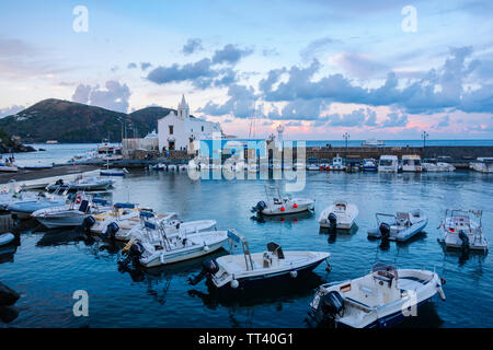 Hafen von Lipari in der Dämmerung (Lipari/Sizilien) Stockfoto