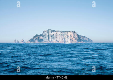 Die Insel Capri, vom Meer aus gesehen Stockfoto