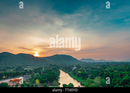 Schöne Natur Landschaft der Berge mit sunrise Himmel und Wolken. Stadt im Tal in Thailand. Landschaft der Berge Layer mit Morgen Stockfoto