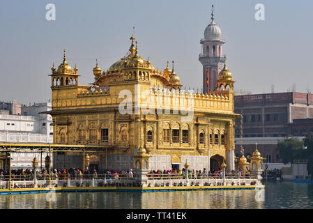 Anbeter Warteschlange auf einem 60 m langen Marmor Causeway wartet das geistliche Zentrum der Sikh Religion zu geben, den Goldenen Tempel, Amritsar, Indien, Asien. Stockfoto