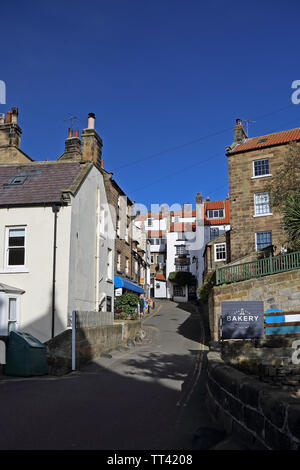 Ein Blick von der Beck in Robin Hood's Bay, North Yorkshire, UK, die Suche nach neuen Rd in Richtung der Laurel Inn. Stockfoto