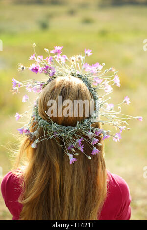 Schöne Mädchen sitzen auf haystack im Feld Stockfoto