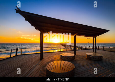 Stadt Onkaparinga, South Australia - 25. Februar 2017: Port Noarlunga Jetty mit Leuten aus Esplanade bei Sonnenuntergang gesehen Stockfoto