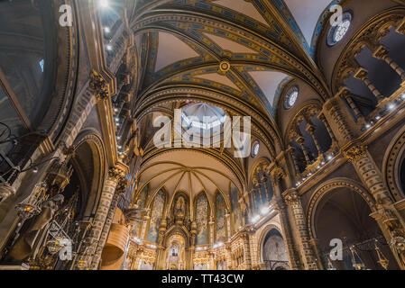 MONSERRAT, SPANIEN - 20. FEBRUAR 2019: Innenraum der Basilika des Kloster Montserrat in der Abtei Santa Maria de Montserrat. Stockfoto