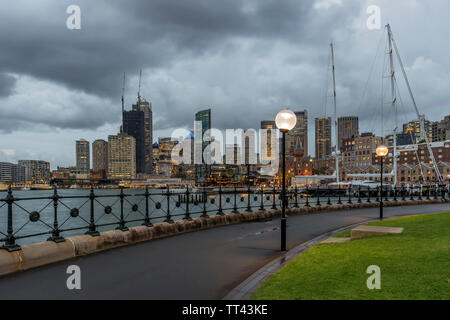 Das Zentrum von Sydney, Australien, bei Sonnenuntergang durch Hickson Road finden, die Felsen gesehen Stockfoto