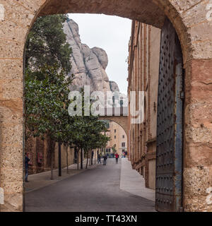 MONSERRAT, SPANIEN - 20. FEBRUAR 2019: Santa Maria de Montserrat Abtei in Monistrol de Montserrat, Katalonien. Stockfoto