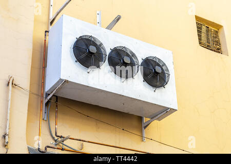 Große industrielle Klimageräte hängen an der Wand eines Gebäudes Stockfoto