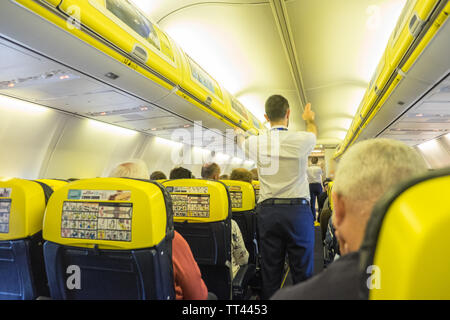 Manchester Luft, Sicherheit, Kontrolle, Bohrer, auf, Ryanair, Flughafen, Flughafen, Norden, Norden, Stadt, Transport, Flug, Ryanair, Fluggesellschaft, England, Großbritannien, England, GB, UK, Europa Stockfoto