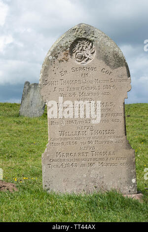 Grabsteine auf dem Friedhof der Kirche des Heiligen Kreuzes (Walisisch: Eglwys y Grog) an Mwnt Bay, Ceredigion, Wales Stockfoto