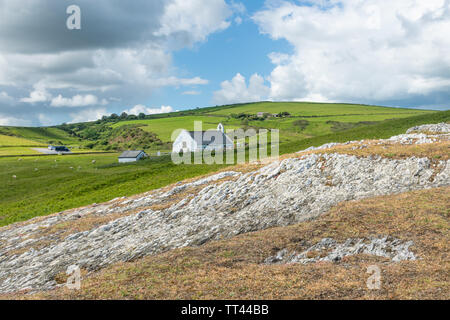 Die Kirche des Heiligen Kreuzes (Walisisch: Eglwys y Grog), ein Beispiel für einen mittelalterlichen sailor Kapelle von Leichtigkeit, an Mwnt Bay, Ceredigion, Wales Stockfoto