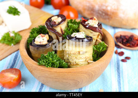 Gebratene Aubergine in einer Schüssel mit Quark, Brot und Petersilie auf Holz- Hintergrund Stockfoto