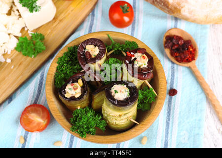 Gebratene Aubergine in einer Schüssel mit Quark, Brot und Petersilie auf Holz- Hintergrund Stockfoto