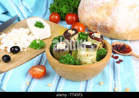 Gebratene Aubergine in einer Schüssel mit Quark, Brot und Petersilie auf Holz- Hintergrund Stockfoto
