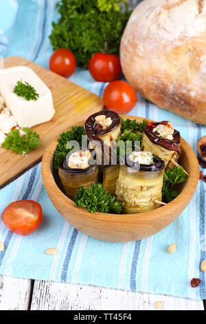 Gebratene Aubergine in einer Schüssel mit Quark, Brot und Petersilie auf Holz- Hintergrund Stockfoto