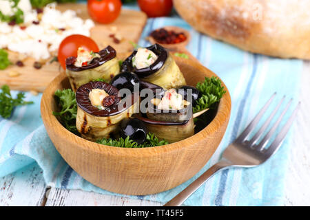 Gebratene Aubergine in einer Schüssel mit Quark, Brot und Petersilie auf eine Serviette auf Holz- Hintergrund Stockfoto
