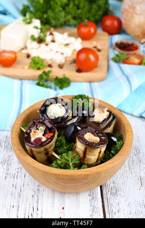 Gebratene Aubergine in einer Schüssel mit Quark, Brot und Petersilie auf eine Serviette auf Holz- Hintergrund Stockfoto