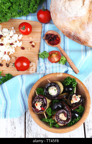 Gebratene Aubergine in einer Schüssel mit Quark, Brot und Petersilie auf eine Serviette auf Holz- Hintergrund Stockfoto