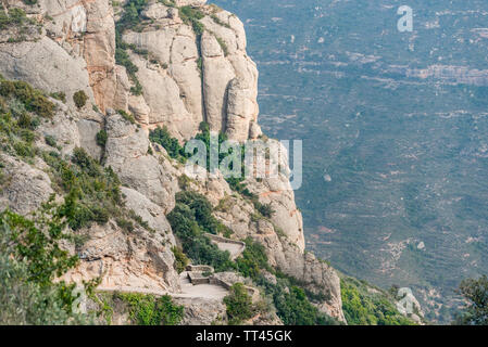 Blick auf die Berge von Montserrat in Roquetas de Mar, Katalonien, Spanien. Stockfoto