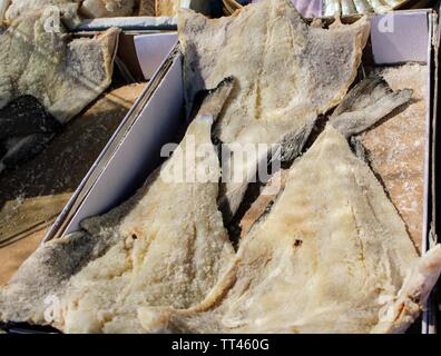 Kartons mit großen Filets von getrocknetem und gesalzenem Kabeljau Stockfoto